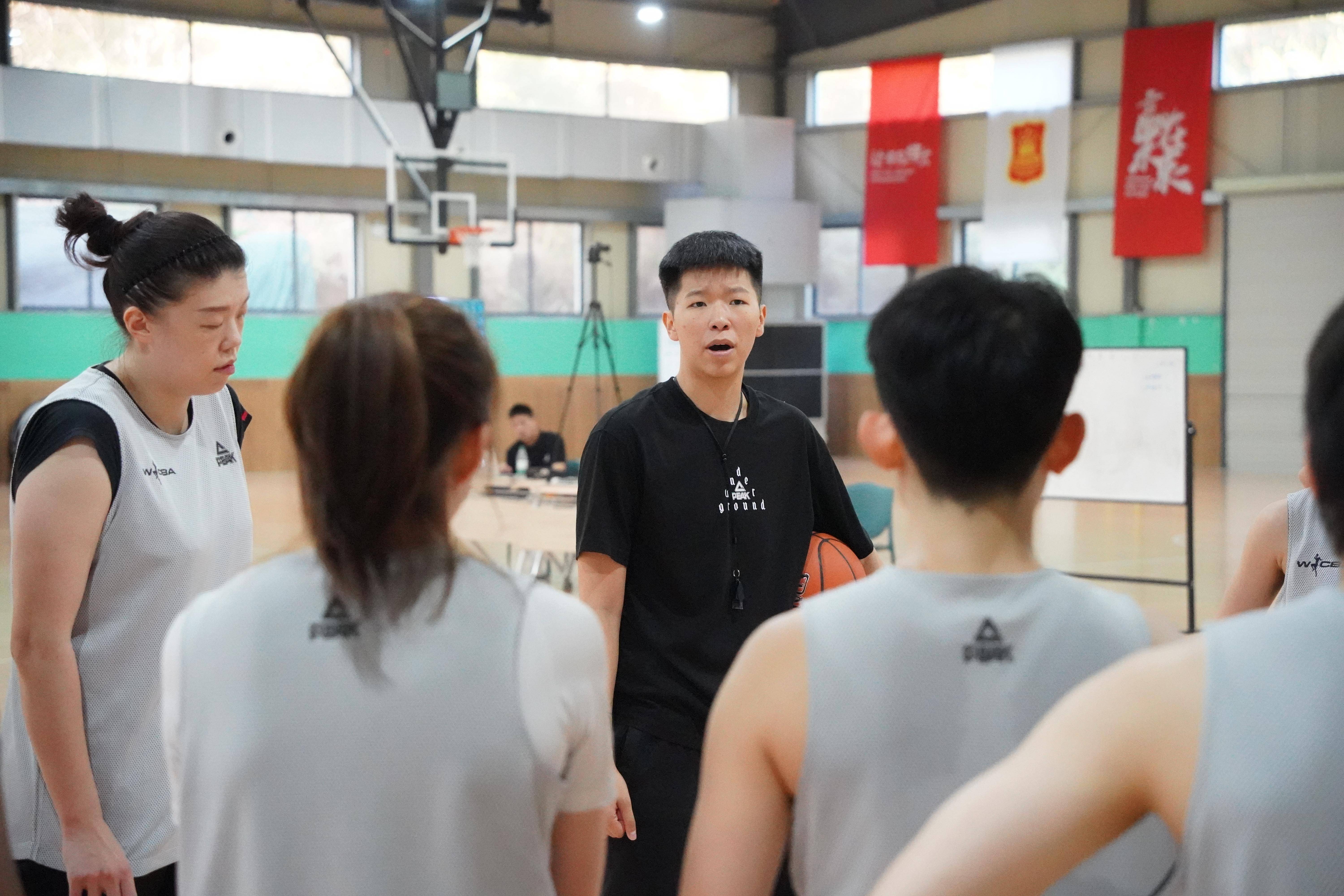 包含助教接班主帅，球队战绩亮眼的词条