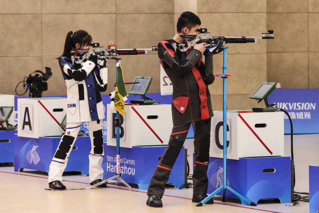 德国选手在射击比赛中展现冷静稳定