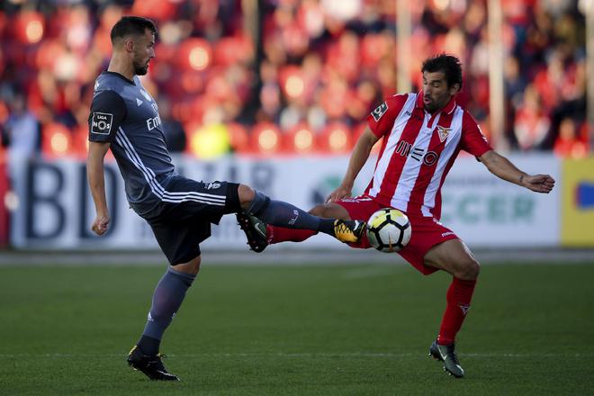 本泽马赛前列队欢迎本菲卡，尊重对手尽显风度！的简单介绍