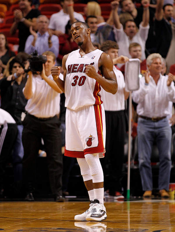 Rookie连续二十场比赛得分超过比分优势明显，热火挑战极限！的简单介绍